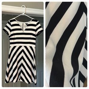 Ann Taylor Women’s A line black and white dress. Size 6